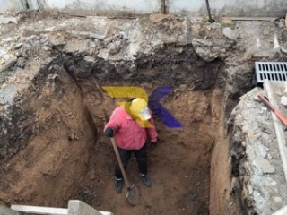 Землянные в ручную и спецтехника Одесса Копка ям траншей котлованов ,